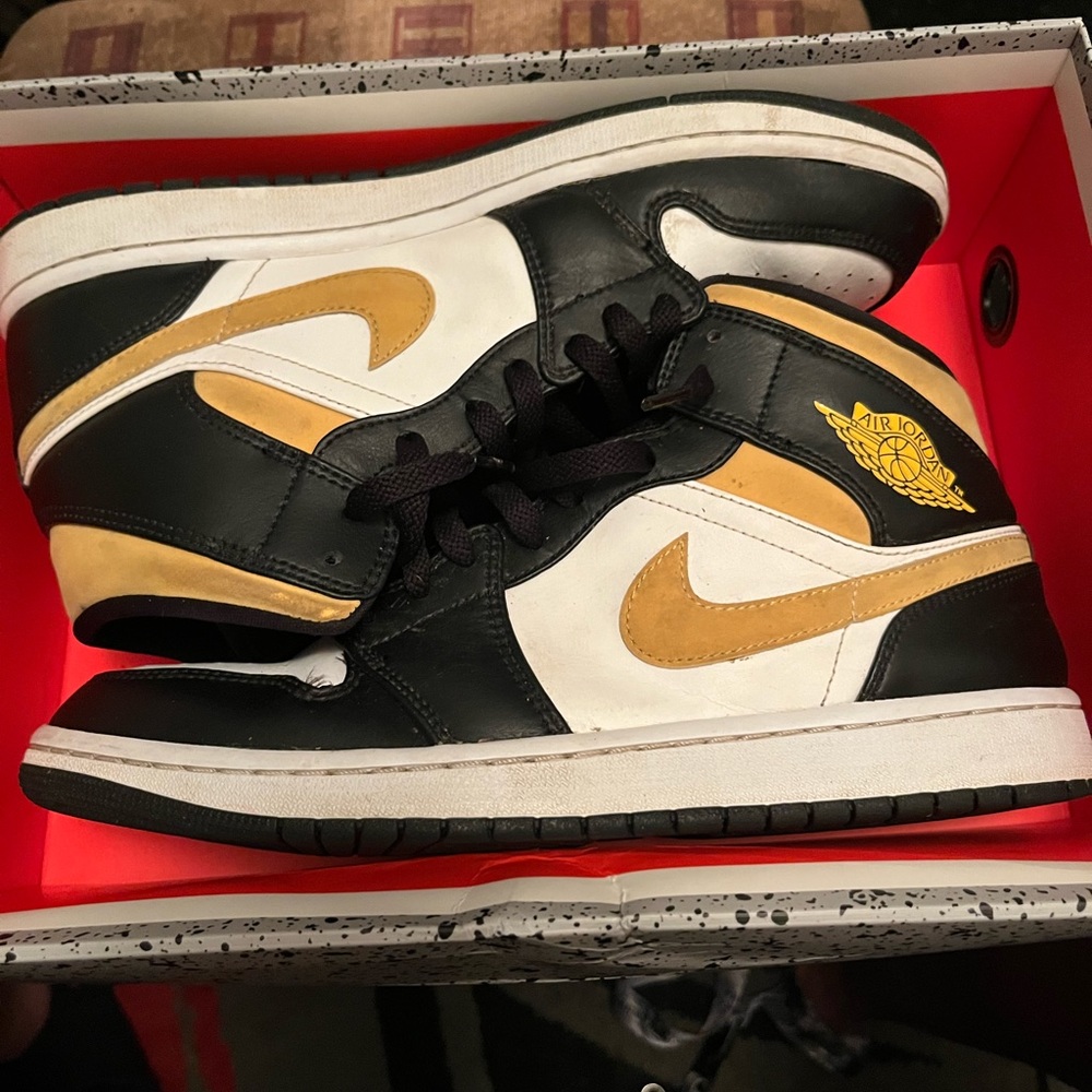 Air Jordan 1’s mid